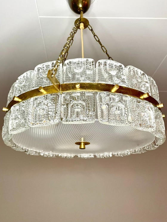 Image 1 of Carl Fagerlund voor Orrefors kroonluchter van messing en kristalglas uit het midden van de vorige eeuw, Zweden, jaren 60