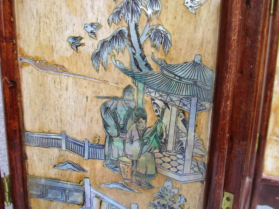 Image 1 of Chinese tafelscherm, ingelegd met parelmoer in stenen antieke panelen.