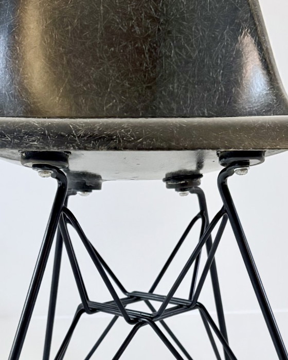 Image 1 of Vitra Eames Fiberglas-Stuhl – Elefantenhautgrau (2 verfügbar)