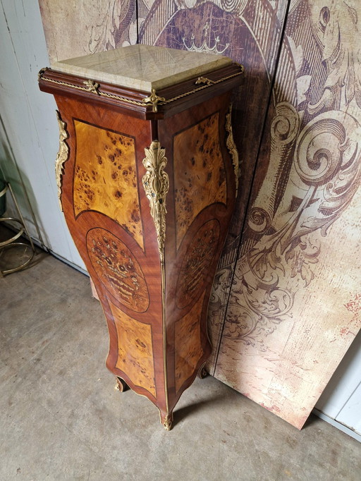 Colonna classica, tavolo per piante, piedistallo, piano in radica e marmo e decorazioni mancanti dim. 30x30cm e altezza 126cm.