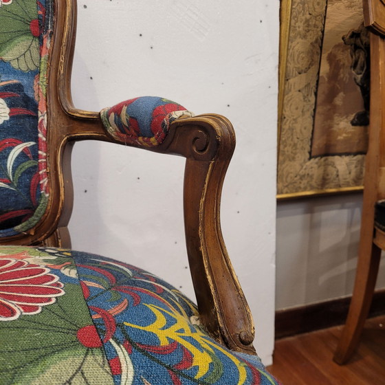 Image 1 of Sillón en Madera de Nogal Tallada, Tapizado Pierre Frey, Estilo Luis XV, pp. s. XX – Francia