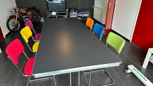 6 Buisframe Stoelen Met Bijbehorende Tafel