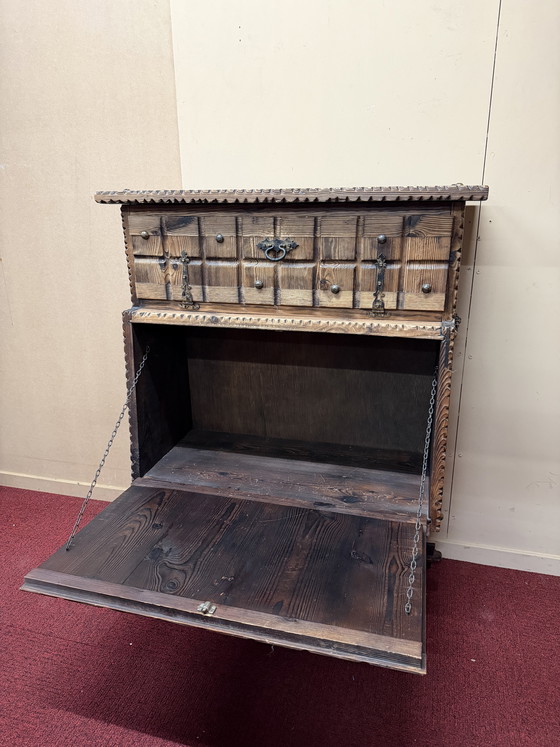 Image 1 of Armoire rustique en bois sculpté à la main avec détails en fer forgé