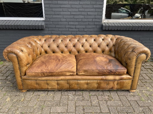 Divano Chesterfield antico molto vecchio color cognac