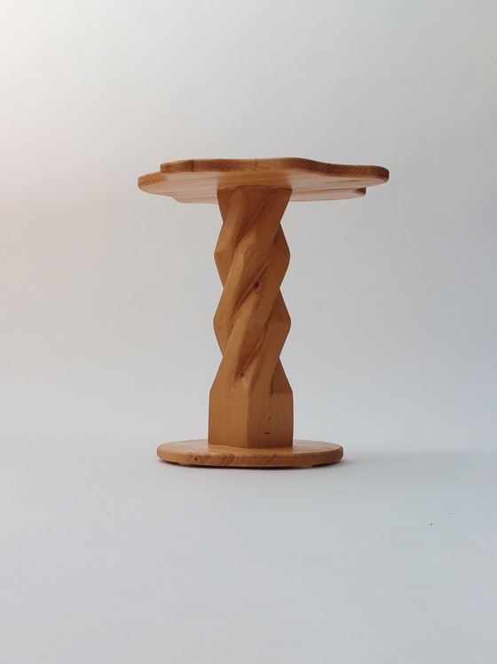 Image 1 of Table d'appoint vintage sculptée à la main, en pin, pièce unique