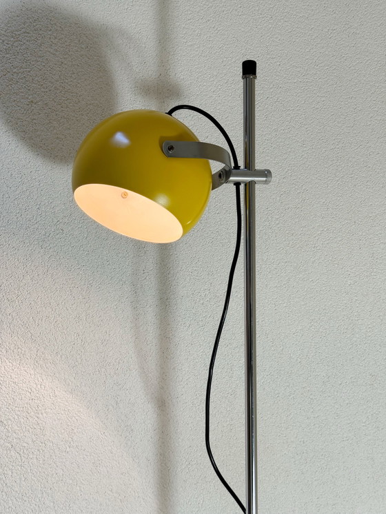 Image 1 of Lampada da terra vintage a forma di bulbo oculare giallo - Restaurata professionalmente - Stile Space Age / Retro