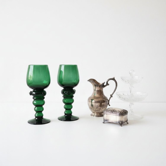 Image 1 of 2 verres à vin Roemer verts allemands – avec pied à baies – verre artisanal