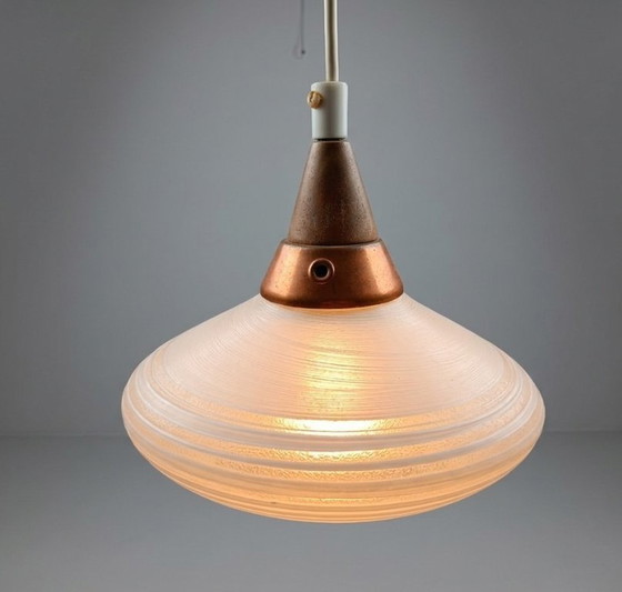 Lampadario scandinavo di metà secolo in teak, rame e vetro opalino, anni '60. – Lampade a sospensione, Glass (photo 4 of 5)