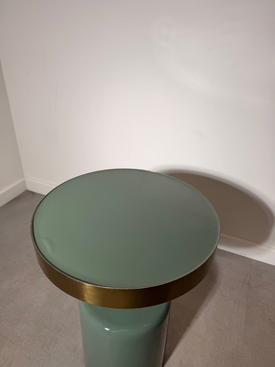 Eleganter Beistelltisch mit salbeigrünem Glasfuß und Messingfinish – Beistelltische (photo 3 of 4)