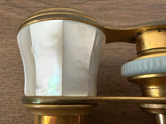 Antico binocolo da teatro in madreperla e ottone dorato, Iris Paris, Circa 1900, Oggetti decorativi, Bianco (foto 10 di 12)