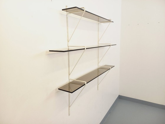 Image 1 of Grande étagère murale vintage en verre fumé et métal blanc style String Tomado des années 60