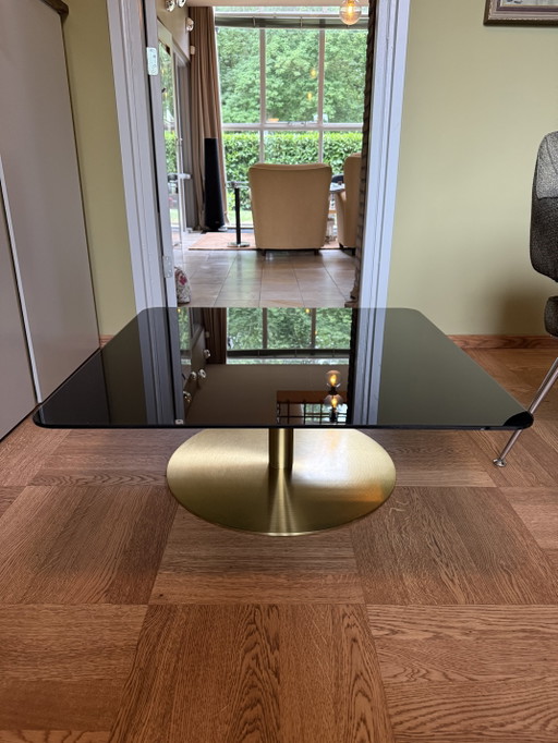 Mesa de centro cuadrada Flash de Tom Dixon - cristal negro con patas color oro