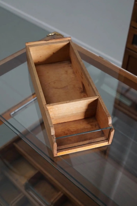 Image 1 of Antieke Spaanse fourniturenkast / winkeltoonbank in beuken- en eikenhout, jaren 1950