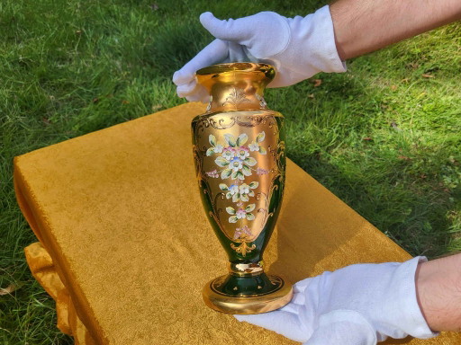 Jarrón de Cristal Bohemio Verde Esmeralda con Diseño Floral Incrustado en Oro de 24K