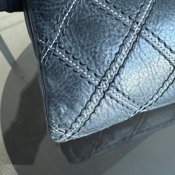 Image 1 of Chanel Seasonal Flap - Iriserende stiksels, gewatteerd leer, donkerblauw, goudkleurige hardware, serie 19