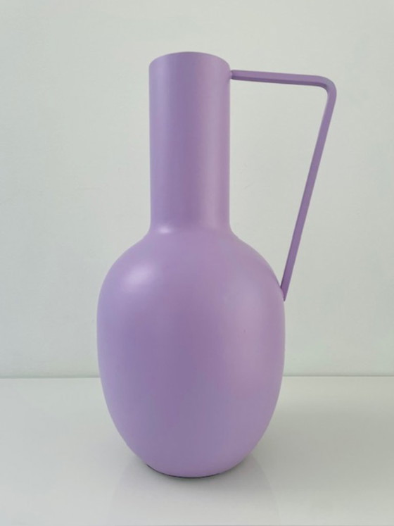 Image 1 of Pichet en métal lilas avec grande anse 30 cm