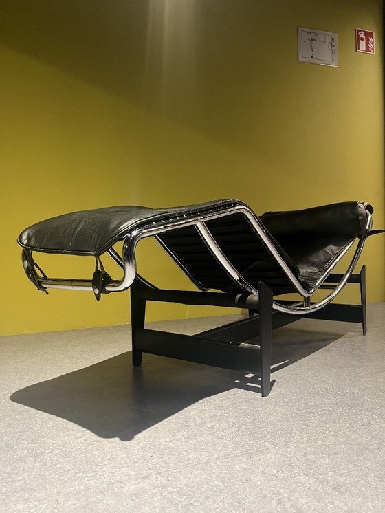 Image 1 of Cassina Le Corbusier LC4 Chaiselongue aus schwarzem Leder