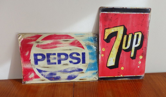 Image 1 of Zwei Poster für die Erfrischungsgetränke Pepsi und 7up.