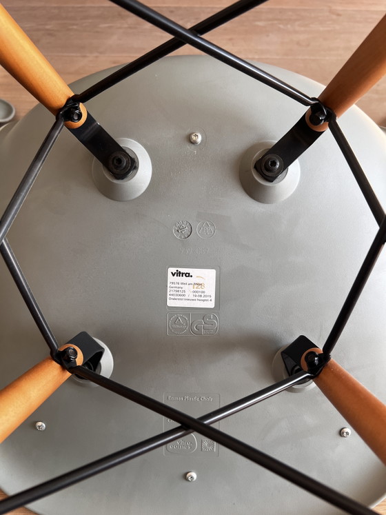3 Vitra DSW-stoelen – Eetkamerstoelen, Metal, Plastic (photo 13 of 15)