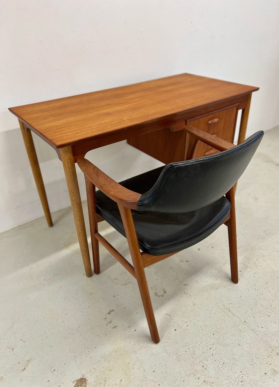 Image 1 of Dänischer Petite Teak-Schreibtisch, 1950er Jahre.