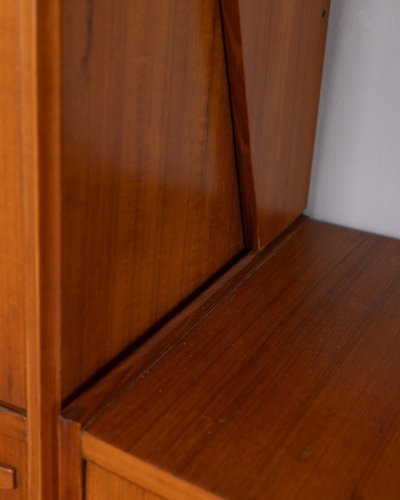 Image 1 of Vintage teakhouten dressoir uit de jaren 60 met wandmontagesysteem, Italiaans design.