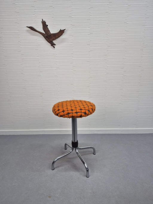 Vintage krukje zitting draaibaar. Oranje met chroom.