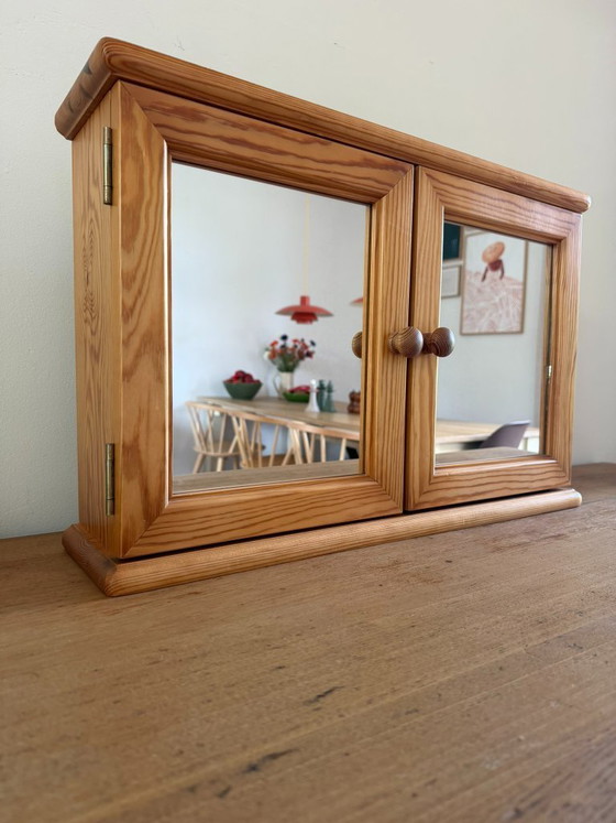 Image 1 of Bellissimo specchio e mobiletto vintage danese in legno di pino.