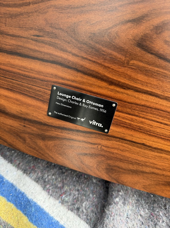 Image 1 of Poltrona lounge Vitra Eames XL + poggiapiedi, in pregiata pelle nera e palissandro Santos. NUOVA!!