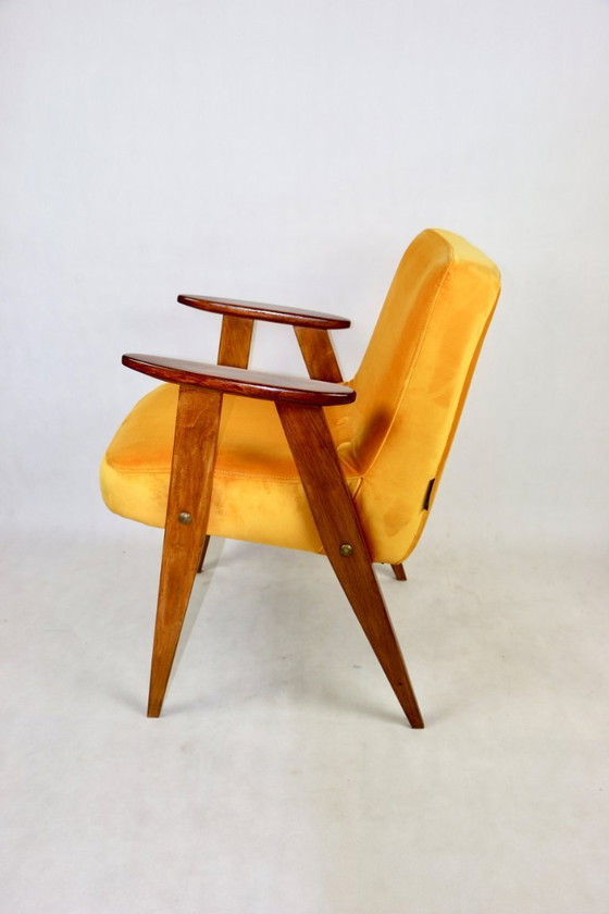 Image 1 of Gelbgoldener Sessel Modell 366 von Józef Chierowski, 1970er Jahre