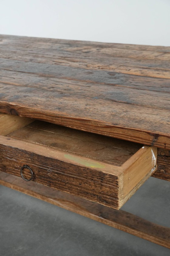Image 1 of Grande table de salle à manger de ferme ancienne en bois de pin avec beaucoup de caractère