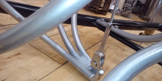 Image 1 of Zwevende babyvleugel salontafel – een uniek kunstwerk dat de aandacht trekt.