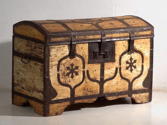 Antique iron-bound chest in pine wood – Central Europe, circa 1870 – Storage cabinet, Brass, Rustic (photo 5 of 40)
