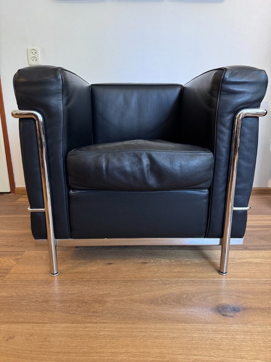 Cassina LC2 Set: 2 Sessel + 2-Sitzer-Sofa – Leather, Metal (photo 2 of 12)