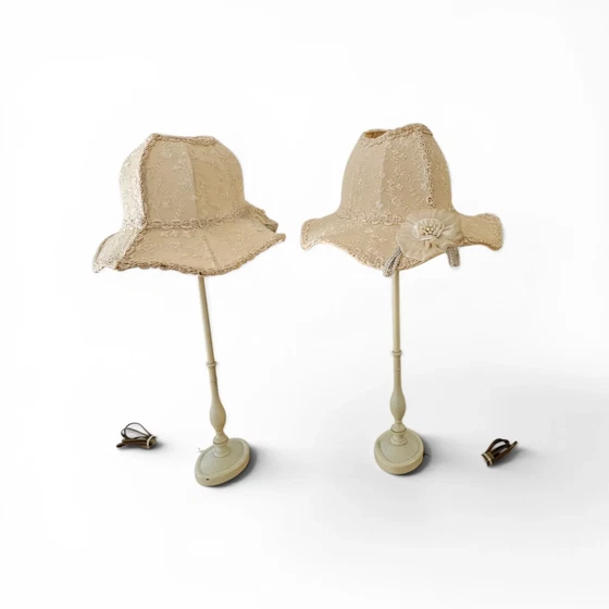 2 x Lampade barocche con forma unica a cappello, realizzate in pizzo e decorate con un grande fiore (photo 3 of 11)