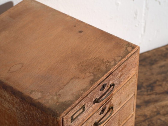 Cassettiera da scrivania giapponese in rovere e pino rosso, periodo Mid-Showa, c. 1945–1970 (photo 13 of 40)