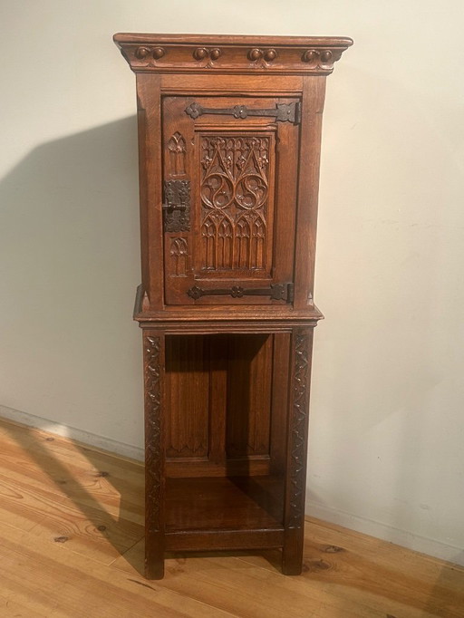 Armoire gothique à une porte du XIXe siècle en chêne