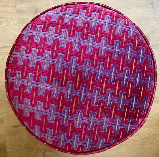 Un oggetto d'arredo unico e accattivante, realizzato con materiali di riciclo: un pouf con il design di (photo 4 of 12)