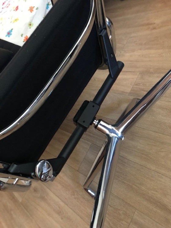 Image 1 of Vitra EA124 lounge chair