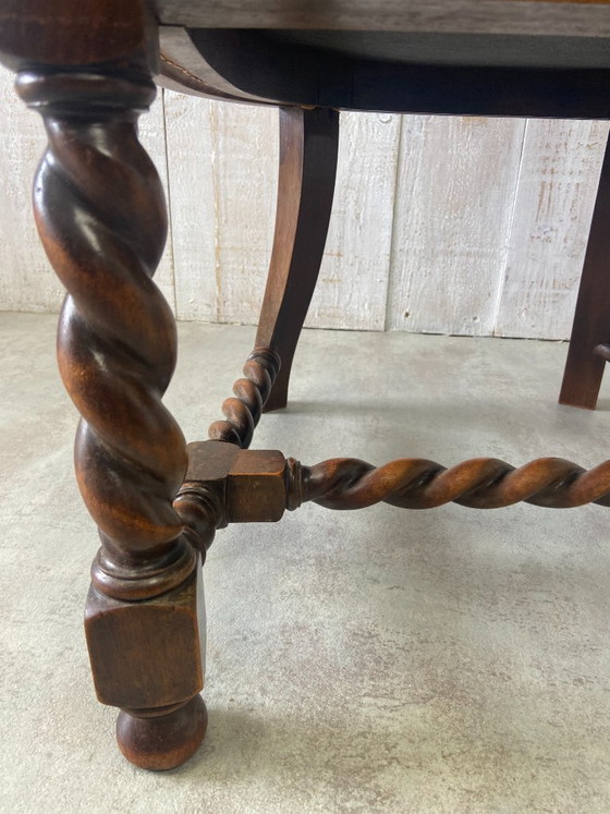 Image 1 of Poltrona antica con intreccio in vimini e decorazioni in legno.