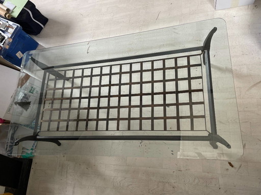 Table basse design vintage avec plateau en verre poli
