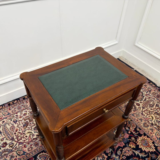 Klassischer englischer Beistelltisch – Beistelltische, Leder, Holz (photo 9 of 10)