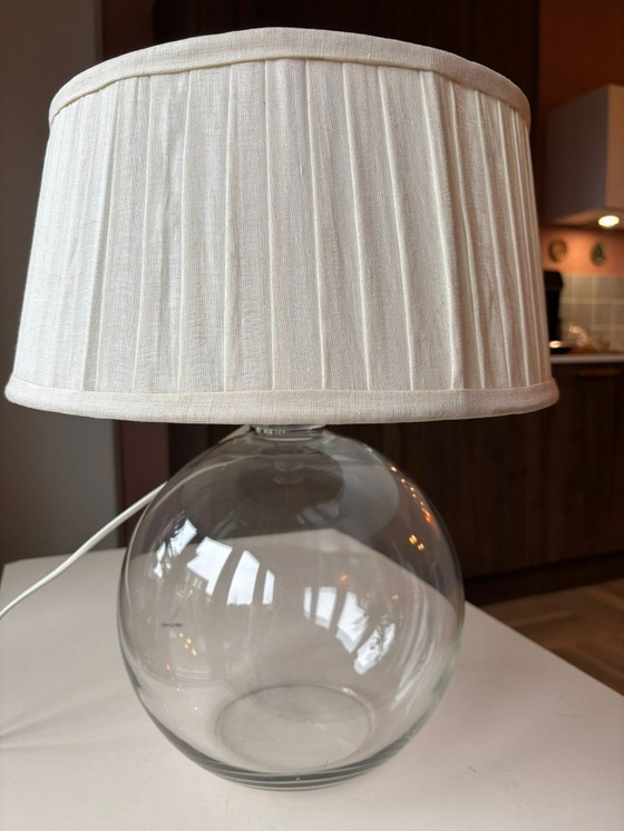 Image 1 of Lampe de table en verre avec une base sphérique et un abat-jour en lin