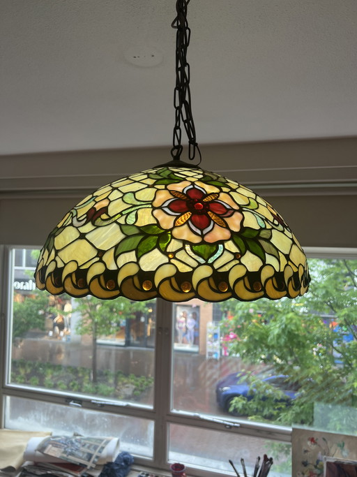 Lampada a sospensione vintage in stile Tiffany degli anni '80 con vetro opalino.