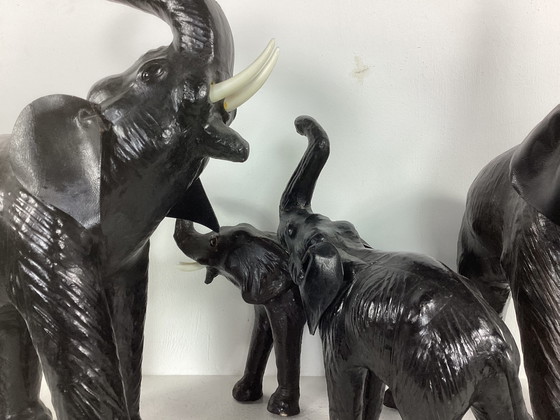 Image 1 of Ensemble de 4 éléphants vintage en cuir des années soixante