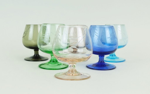 6 Likörgläser aus der Mitte des Jahrhunderts 1950er 60er Jahre farbiges Glas mit eingeschnittenem Muster