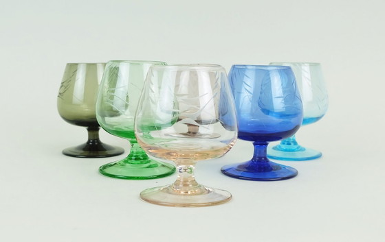 Image 1 of 6 Likörgläser aus der Mitte des Jahrhunderts 1950er 60er Jahre farbiges Glas mit eingeschnittenem Muster