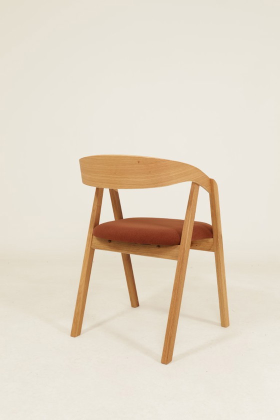 Image 1 of Moderne set van 6 eetkamerstoelen van natuurlijk eikenhout met terracotta bekleding.