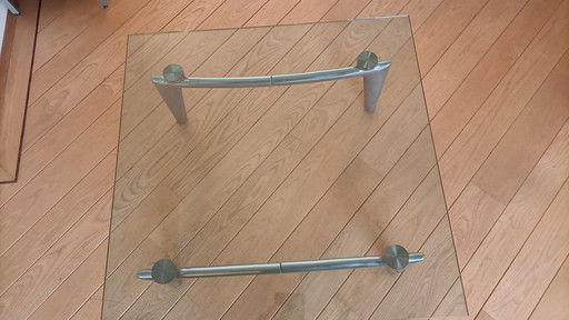 Table basse en verre Leolux avec piètement en aluminium. Quelques rayures sur le plateau.