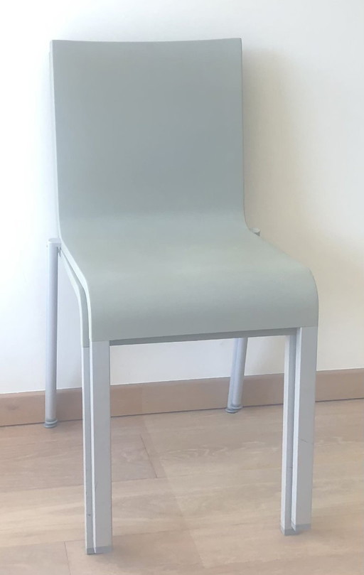 Ensemble de 2 chaises design grises et confortables de la marque Vitra. En bon état.