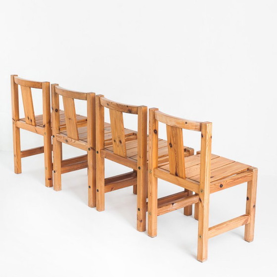 Conjunto de cuatro sillas y banco de estilo escandinavo. Madera de pino. Fabricado por Sotka. Finlandia, (photo 5 of 15)